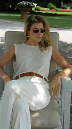 Cool Mom Style, Euro Fashion, Elegant Summer Outfits, Italian Summer Outfits, Italian Chic, Summer Office Outfits, Woman Pants, Western Wear Outfits, Classic Style Outfits