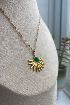 Grab one of our beautiful Bohemian Fan necklaces. They are the perfect gift for someone special or for a special occasion. For example, mother's day, birthdays or a gorgeous anniversary gift. Our necklaces are dainty and minimalist so they can be worn everyday.  Perfect for all occasions: * Mother's day gift * Valentines gift for her * Birthday gift for her * Christmas gift her her * Anniversary gift for her Shape: Fan Colour: Gold and Green Material: Metal Contact us: ariannesaccessories@gmail.com Social media:  We would love to see what you think of our earrings so tag us on instagram! Instagram: @ariannesaccessories  Pinterest: @ariannesaccessories  About us: Arianne's Accessories is a small Etsy shop and we create and sell beautiful jewellery. All of our products are hand made with car Christmas Gift Her, Sunburst Necklace, Fan Necklace, Valentines Gift For Her, Boho Jewellery, Hippie Necklace, Gold And Green, Necklace Green, Gift For Her Birthday