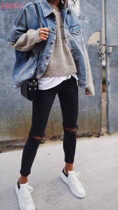 Winter Clothes Women Casual, Jewelry Bonney, Winter Outfits 2019, Celana Fashion, Street Style 2018, Moda Jeans, Black Ripped Jeans, Street Style Winter, Winter Trends