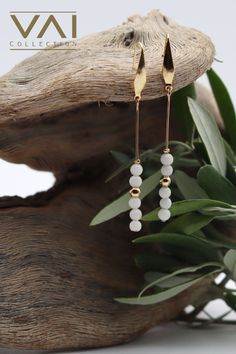 Dangling earrings “White Bounty” from our Arabescoro Collection. A beautiful mix of white Jade in combination with gold. Shine in beautiful gold and white earrings and explore our unique designs. The colour white represents something pure and innocent. A perfect collection for special moments you never want to forget. Just another 'must have' earring set that cannot be missed in your jewelry collection. White Jade, White Jewelry, Earrings White, Dangling Earrings, White Earrings