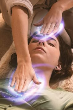 Photo therapist helping woman high angle | Premium Photo #Freepik #photo #energy-healing #mindfulness #healing #meditation Pranic Healing, Access Bars, Energy Healing Reiki, Energy Healing Spirituality, Foto Tips, Healing Hands, High Angle, Les Chakras, Healing Meditation