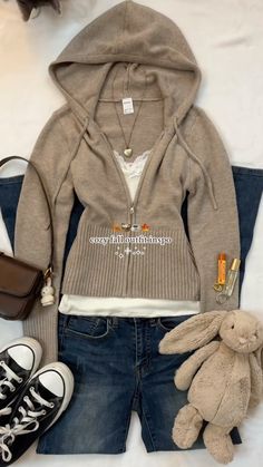 Basic Outfits Ideas For School, Down Town Outfits, Winter Clothes Ideas, Chic Winter Outfit, Cold Weather Essentials, Beige Outfits, Autumn Outfit Inspo, Fall Closet