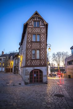 an old building in the middle of a cobblestone street