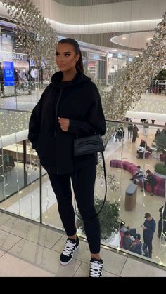 Outfit Jean Slim, Black Adidas Campus Outfit, Zara Drip Winter, Classy Winter Outfits Dressy, Sporty Outfits Winter, Cute All Black Outfits, Cinema Outfit, Campus Outfit, Zara Drip