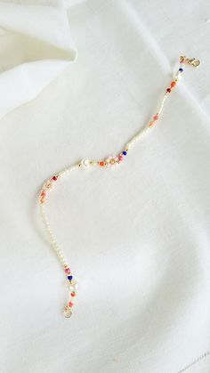 Seed Bead Jewelry Diy, Diy Beaded Jewelry Ideas, Beaded Daisy Necklace, Beaded Jewelry Ideas, Diy Beaded Jewelry, Beaded Daisy, Pearl Bead Necklace, Necklace With Pearls, Necklace Colorful