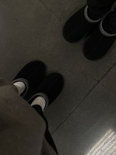 Matching Shoes For Couples, Ugg Aesthetic, Couple Shoes Matching, Lulu Girl, Uggs Tasman, Outfit With Uggs, Ugg Tasman, Black Uggs, Couple Shoes