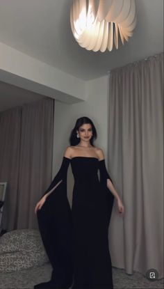 Dresses For Cruises, Formal Dinner Dresses, Old Hollywood Glamour Dresses, Black Tie Outfit, Hollywood Glam Dress, Hollywood Glamour Dress, Black Dress Classy, Old Hollywood Dress, Wattpad Ideas