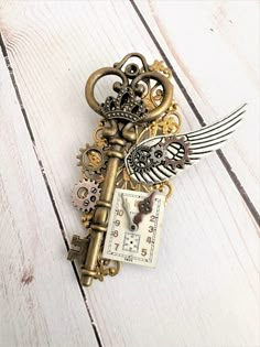 Three styles, each One of a Kind Steampunk Brooches. See the creative choices in these unique brooches. Each brooch is made with a large brass old fashion key, on gold filigree. Each brooch has a one of a kind unique clock face, and each have a large silver metal wing, and an assortment of Gears. They each have a pin on the back. Each brooch is about 3.5 inches tall, and 2.5 inches wide. These Steampunk brooches can be a part of your collection of Steampunk Jewelry. Great unisex jewelry for wom Steampunk Accessories Mens, Victorian Steampunk Aesthetic, Steampunk Inventor, Steam Punk Diy, Steampunk Reference, Unique Brooches, Old Fashioned Key, Steampunk Key, Steampunk Items