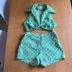 I Have Never Seen Anything Like It. In Perfect Condition! Tag Matches The Ones From The Late 60’s For White Stag In Portland, Oregon. It Says Size 8 But Definitely Is Not. Outfit Would Best Fit A Size 2 Or 4. As Far As I Can Tell It’s Never Been Worn. Crop Top W/ Mini High Waisted Shorts And Bell Bottoms. I Can’t Find Another One Out There Or Anything Even Similar. Rare Find! Late 60s Womens Fashion, Retro Fitted Cotton Sets, Vintage Bathing Suit Patterns, 60s Clothes, 60s Fashion Women, 60s Clothing, 1940s Women, Vintage Two Piece, Mid Century Fashion