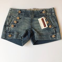 Cuffed Button Jean Shorts Denim Shorts And Doc Martens, 60s Shorts, Emo Boho, Diy Ripped Jeans, 70s Shorts, Button Shorts, Types Of Shorts, 80s Shorts, September Fashion