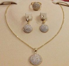 Latest Gold Pendent Designs, خواتم خطوبة, Unique Gold Jewelry Designs, Indian Wedding Jewelry Sets, Cool Jewelry, Bride Jewelry Set, Diamond Pendants Designs, Modern Gold Jewelry, Bridal Jewellery Design