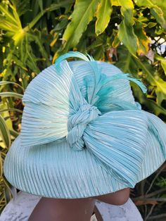 Un charmant chapeau abat-jour turquoise, une délicieuse fusion de sophistication et de polyvalence. Fabriqué à la main avec une attention aux détails, ce chapeau est un accessoire polyvalent qui convient à toutes les occasions. Fait main sur mesure Recouvert d'un luxueux matériau turquoise, ce chapeau de style abat-jour respire l'élégance et le charme. La touche subtile de plumes rehausse l'attrait du chapeau et capte la lumière à chaque mouvement. Parfait pour toutes les occasions, des mariages Lampshade Hat, Evening Hat, Cloche Hats, Garden Parties, Cloche Hat, Beautiful Hats, Easy Wear, Hat Fashion, Modern Woman