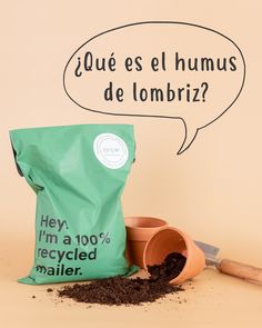 a bag of dirt next to a shovel with a speech bubble above it that says que es el hummus de lombriz?