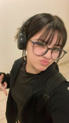 Seeing Glasses For Women, Hair Bangs With Glasses, Cute Makeup Looks With Glasses, Wispy Bangs Glasses, Glasses Selfie Ideas, Glasses Aesthetic Outfit, Cute Hairstyles With Glasses, Hairstyles For Glasses, Selfie Poses With Glasses