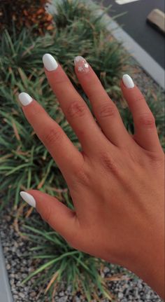 Gel Nails For White Dress, Acrylic Nail White Designs, Nail Designs In White Color, Cute Nails With Ring Finger Design, White Nails Beach Design, Natural White Nail Designs, Cute Easy White Nail Designs, Short Athletic Nails, Simple Cute Nails White