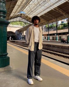 Men Long Torso Fashion, Guy Fall Fits, Thrifted Guy Outfits, European Street Style Men, Men’s Aesthetic, Boyfriend Outfits Men, It Boy Outfit, Men’s Outfit Aesthetic, Loose Fit Outfit Men