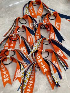 Ponytail Streamers are perfect to show off that team spirit! Perfect for matching uniforms, teams and even team moms! Choose between a 6 inch or 8 inch long steamer ponytail.  Each streamer comes with a mix of ribbed ribbon AND glitter ribbon. Please specify player name and number to be added on ribbon: Note: name and number is glitter lettering. If you do not want Glitter writing please specify in a message. Please note: if you do NOT want glitter ribbon, please specify in a message when orderi Hair Streamer, Ponytail Streamer, Softball Hair, Softball Bow, Softball Hairstyles, Softball Gifts, Softball Team, Team Mom, Glitter Ribbon