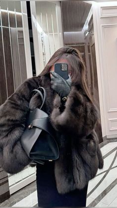 Designer Scarf Outfit Winter, Old Money Fur Coat, Fur Aesthetic Outfit, Russian Woman Aesthetic, Winter Old Money, Fur Coat Outfits, Old Money Winter, Makijaż Smokey Eye