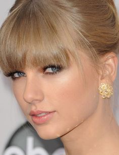 taylor swift at the 2012 american music awards wearing her hair in a high pony tail