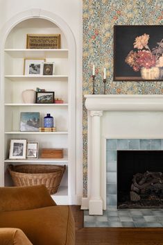 a living room with a fire place and bookshelves on either side of the fireplace