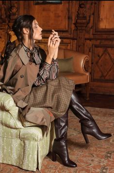 Trench Outfit, Skirts With Boots, Leather Wear, Dress Gloves, Knee High Leather Boots, Classic Boots, Fashion High Heels, Boots Outfit