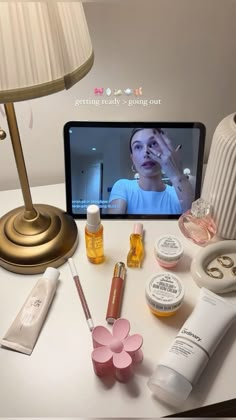 Skin Care Aesthetic Ideas, Selfcare Instagram Story, Daily Aesthetic Routine, Foto Skincare Aesthetic, Shopping Instagram Story, Skincare Story, Girl Therapy, Pretty Skin Care, Pretty Skin