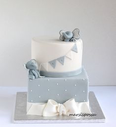 there is a cake that looks like it has two elephants on the top and one elephant on the bottom