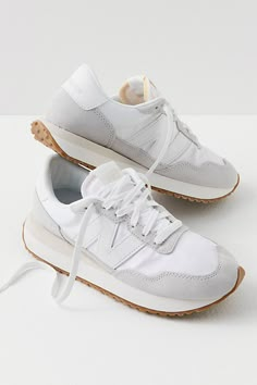 Cute Tennis Shoes For Women Sneakers, Trendy New Balance Sneakers Summer, Trendy Every Day Shoes, Womens Whote Shoes, Cute Tennis Shoes For Women Casual, Tennis Shoes For Woman, Sporty Shoes Trendy, White Tennis Shoes Casual, Popular Shoes For Teens Winter