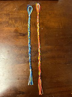 two different colored ropes sitting on top of a wooden table