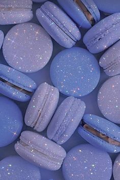 blue macarons with white sparkles on them are arranged in a circular pattern