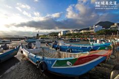 there are many small boats on the beach