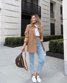 Ab Outfits, Loafer Outfits, Gucci Tee, Outfit Elegantes, Total Girl, Smart Casual Wardrobe, Blazer Outfits Casual, Blazer Jeans