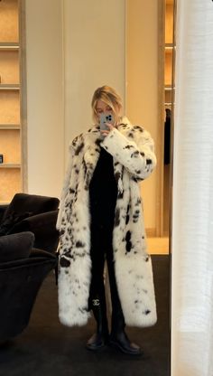 Winter Coat Snow, Reflection Photos, Luxury Lifestyle Girly, Aesthetic Fits, Winter Fits, Urban Chic, Winter White, Quality Fashion, Sweater Weather