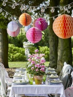 Alfresco dining ideas: hanging decorations Spring Event Ideas, Summer Garden Party Decorations, Spring Fling Party, Garden Party Ideas, Decoration Restaurant, Summer Party Decorations, Summer Garden Party