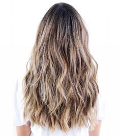 Opting for warmer tones in your hair (i.e. caramels instead of taupes) will brighten your skin and make you look more awake Lived In Dirty Blonde, Lived In Brunette, Texture Haircut, Beauty Mistakes, Haircut Style, Dirty Blonde Hair, Brunette Highlights, Hair Color Highlights, Dirty Blonde