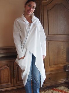 Extravagant Cotton Shirt Аsymmetric Long  Shirt with  zippered &  Nara RIZ006 Deconstructed Shirt, Oversized Fashion, White Tunic Tops, Linen Cardigan, Linen Jackets, Loose Shirts, Current Mood, Asymmetrical Design, Costume Outfits