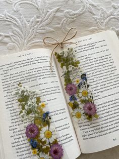 Handmade, aesthetic, spring mix wildflower pressed flower bookmarks to make your reading experience even more lovely. These laminated bookmarks are perfect to gift to a bookish friend, or keep for yourself! Minimal & elegant floral designs.  each set comes with 2 bookmarks <3  *PLEASE NOTE Placement of flowers/exact flower type may vary! My bookmarks are all unique :) I will not resend bookmark orders until a full month has passed without delivery (sometimes they get delayed, usps is slow at tim Flower Pressing Bookmark, Pressed Flower Bookmark Laminated, Dried Flowers Bookmark, Bookmarks To Make, Bookmarks Aesthetic, Pressed Flower Bookmarks, Bookmark Aesthetic, Pressed Flower Bookmark, Laminated Bookmarks