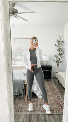 Spring Gym Outfits, Amazon Athleisure, Black Athleisure Outfits, Sporty Fall Outfits, Modest Workout Clothes, Chic Athleisure Outfits, Athleisure Capsule Wardrobe, Athleisure Capsule, Summer Athleisure