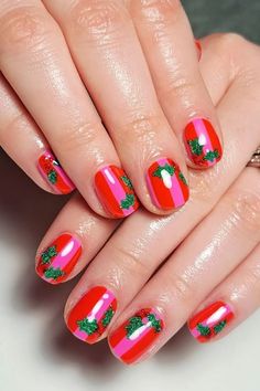 40+ Insanely Pretty Christmas Nails 2024 & Christmas Nail Designs You'll Love Vintage Christmas Nail Art, Pretty Christmas Nails, Cute Christmas Nails, Nail Art Set