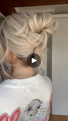 61K views · 1.1K reactions | The perfect updo in less than 5 min 🖤 #hairideas #hairstyle hair hair tutorial | Torie.Bliss Messy Bun Tutorial For Medium Hair, Bun Hacks, Updo Tutorials, Messy Bun Tutorial, Updo Tutorial, Hair Buns, Easy Hair Updos, Bun Hair, Crown Braid