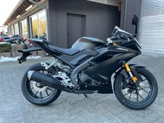 a black motorcycle parked in front of a building