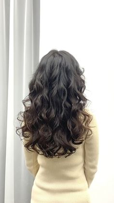 Curly Waves Hair, Korean Perm Hairstyles Women, Perm For Wavy Hair, Long Curly Asian Hair, Collarbone Wavy Hair, Wavy Hair From The Back, Long Wavy Hairstyles With Layers, Volume Perm Fine Hair, Wavy Hair Looks Hairstyles