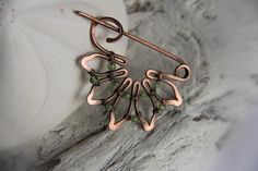 "ATTENTION I am going to be out of the studio EVERY WEEKEND from Friday to Monday. All orders placed Friday to Sunday are going to be processed and shipped following Tuesday and Wednesday, so please, plan accordingly. Pretty combination of spring color of peridot and copper makes with shawl pin look classy and elegant. Oxidation gives it vintage, aged look with deep dimension. Pin is 100% handshaped, hammered, oxidized and polished. Pin is about 2\" by 1 1/2\" or 5 by 3.5 cm Pin has thicker need Wire Jewelery, Bijoux Fil Aluminium, Shawl Pin, Scarf Pin, Wire Work Jewelry, Shawl Pins, Jewelry Pins, Work Jewelry, Wire Weaving