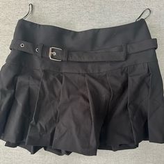 Size Xs Never Worn Black Skort With Belt Loops For Summer, Spring Black Skort With Belt Loops, Black Skort With Belt Loops For Spring, Black Mini Skirt With Belt Loops, Zara Pleated Mini Skort, Zara Fitted Pleated Skirt, Black Summer Skirt With Belt Loops, Zara Pleated Fitted Skirt, Black Skirt With Belt Loops For Summer