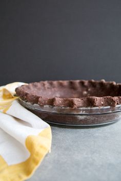 how to make chocolate pie crust in a pie pan with text overlay that reads, how to make chocolate pie crust