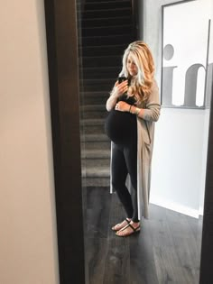 Bump Style Summer, Maternity Leggings Outfit, Outfits With Grey Cardigan, Pregnancy Fashion Fall