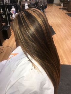 Honey Highlights On Dark Hair Straight, Hair Inspo Color Highlights, Highlights For Brown Hair Straight, Chunky Copper Highlights, Caramel Chunky Highlights, Thick Blonde Highlights On Dark Hair, Blonde Highlights On Dark Hair Straight, Brown Straight Hair With Highlights, Natural Hair Dye Ideas Brunettes