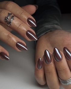 Nails And Rings, Chrome Nail Colors, Purple Chrome Nails, Red Chrome Nails, Nails For Fall, Pink Chrome Nails, Brown Nail, Milky Nails, Chrome Nails Designs