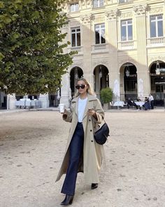 Simple Trench Coat Outfit, Trench Coat Business Casual, Paris Trench Coat Outfit, Beige Trench Coat Aesthetic, Styling A Raincoat, Fall Trench Coat Outfits Classy, London Trench Coat Outfit, November Europe Outfits, Autumn Trench Coat Outfit