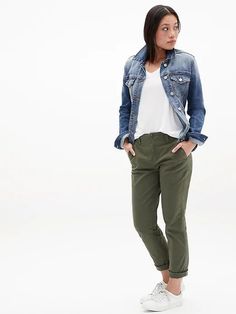 Chinos Women Outfit, Green Khaki Pants, Khaki Pants Outfit, Green Pants Outfit, Khaki Pants Women, Looks Jeans, Olive Pants, Womens Chinos, Olive Green Pants